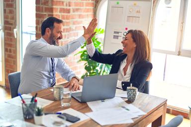 Personnes heureuses au bureau 