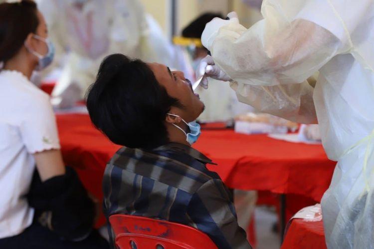 un cambodgien se faisant tester contre la covid