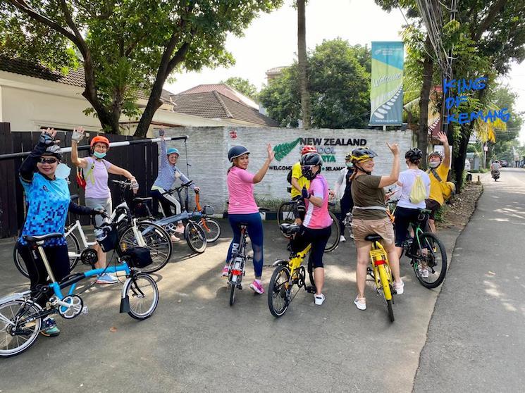 Un groupe de cycliste part a la decouverte d'un quartier de Jakarta avec un guide