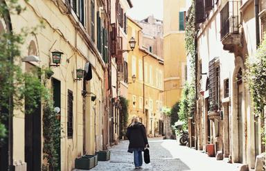 femme se promenant à Trastevere