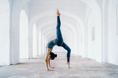 Une femme faisant du yoga, l'activité la plus pratiquée en confinement 