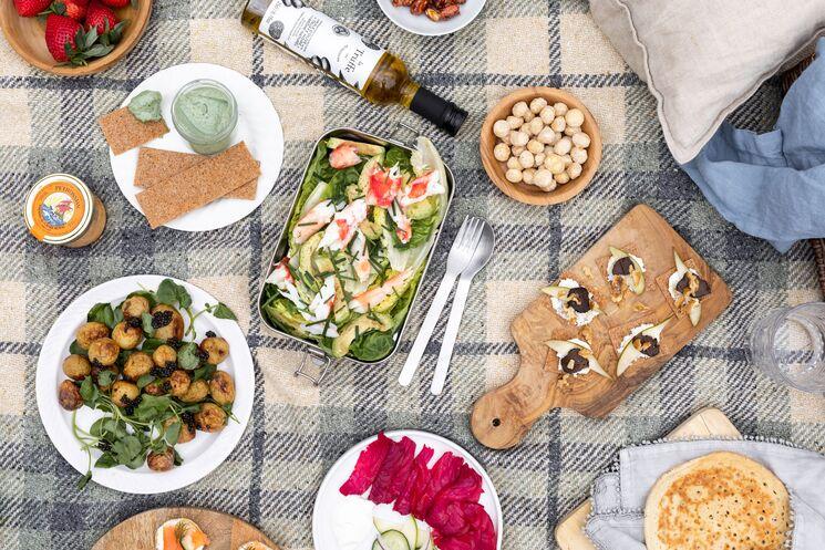 Plusieurs produits culinaires sont posés sur une nappe