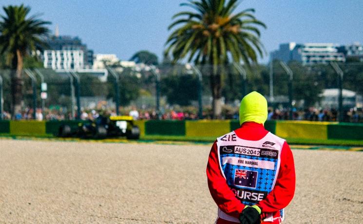 Agent de sécurité posté en bord de piste