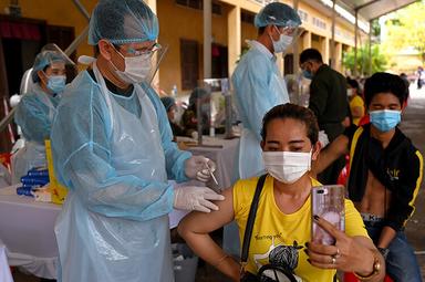 Cambodgienne se prenant en selfy durant sa vaccination