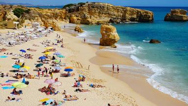 Une plage du Portugal avec des vacanciers 