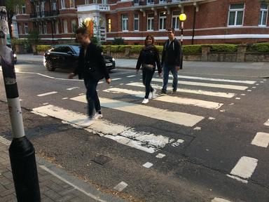 3 personnes traversent le passage clouté d'Abbey Road 