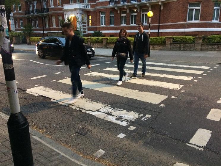 3 personnes traversent le passage clouté d'Abbey Road 