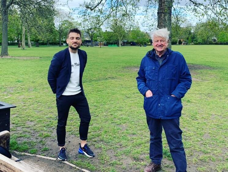 Stanley Johnson et Luther Beaumont sont debouts dans un parc.