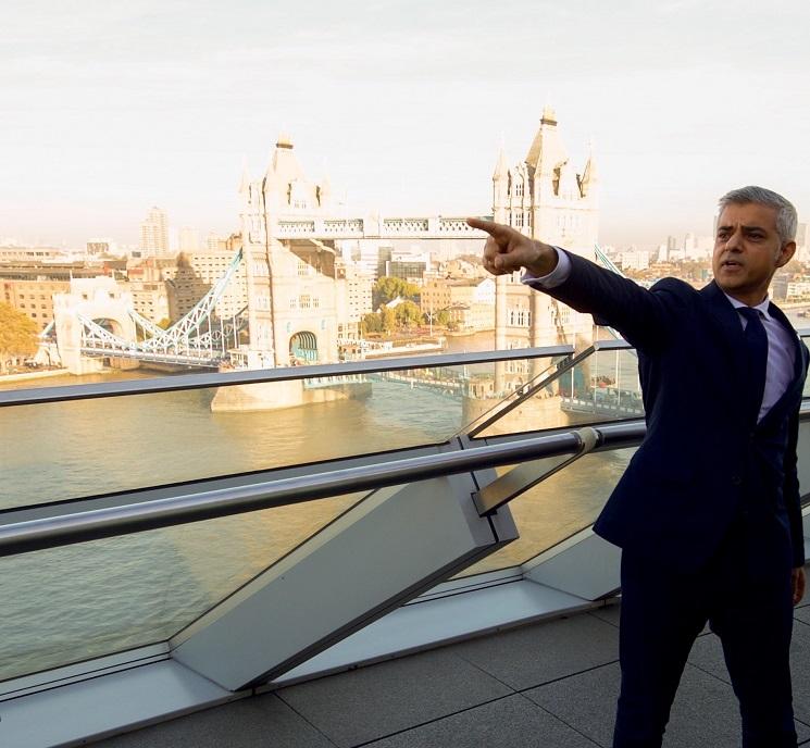 Sadiq Khan pointe du doigt la Tamise