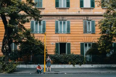 Une façade d'immeuble de couleurs verte et orange 