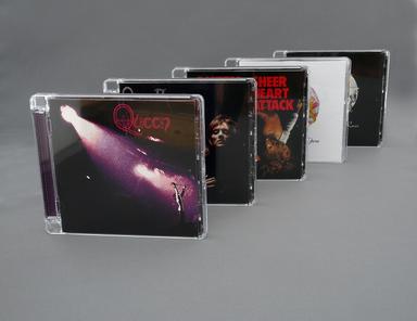 Une collection de CDs du groupe Queen