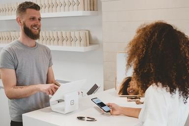 Une transaction par téléphone lors d'un achat dans un magasin