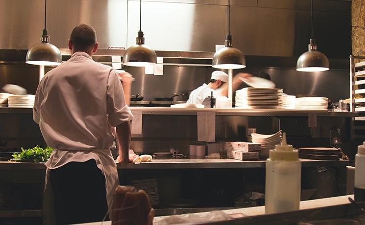 cuisiniers dans une cuisine d'un restaurant