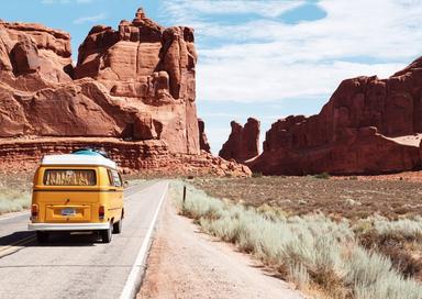 Un van se promenant dans des paysages rocheux 