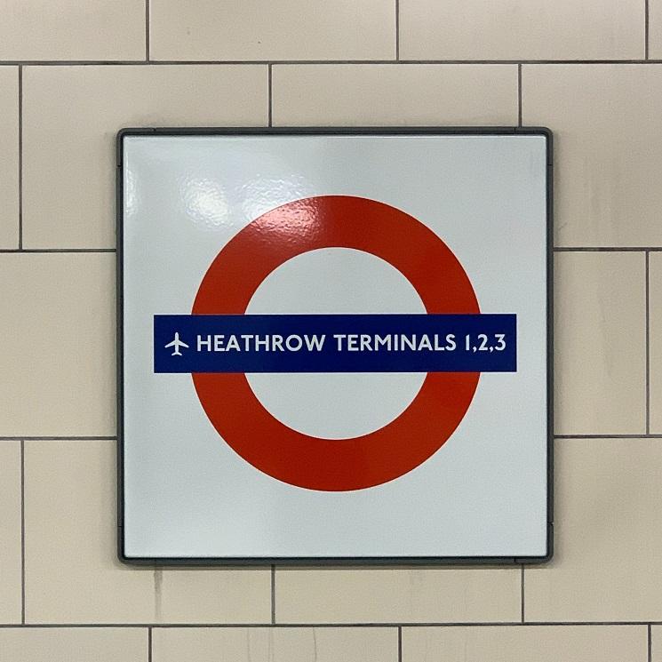 Petit panneau d'affichage indiquant "Heathrow Terminals 1,2,3"