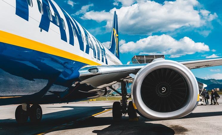 Un avion Ryanair vu de très près et de profil.