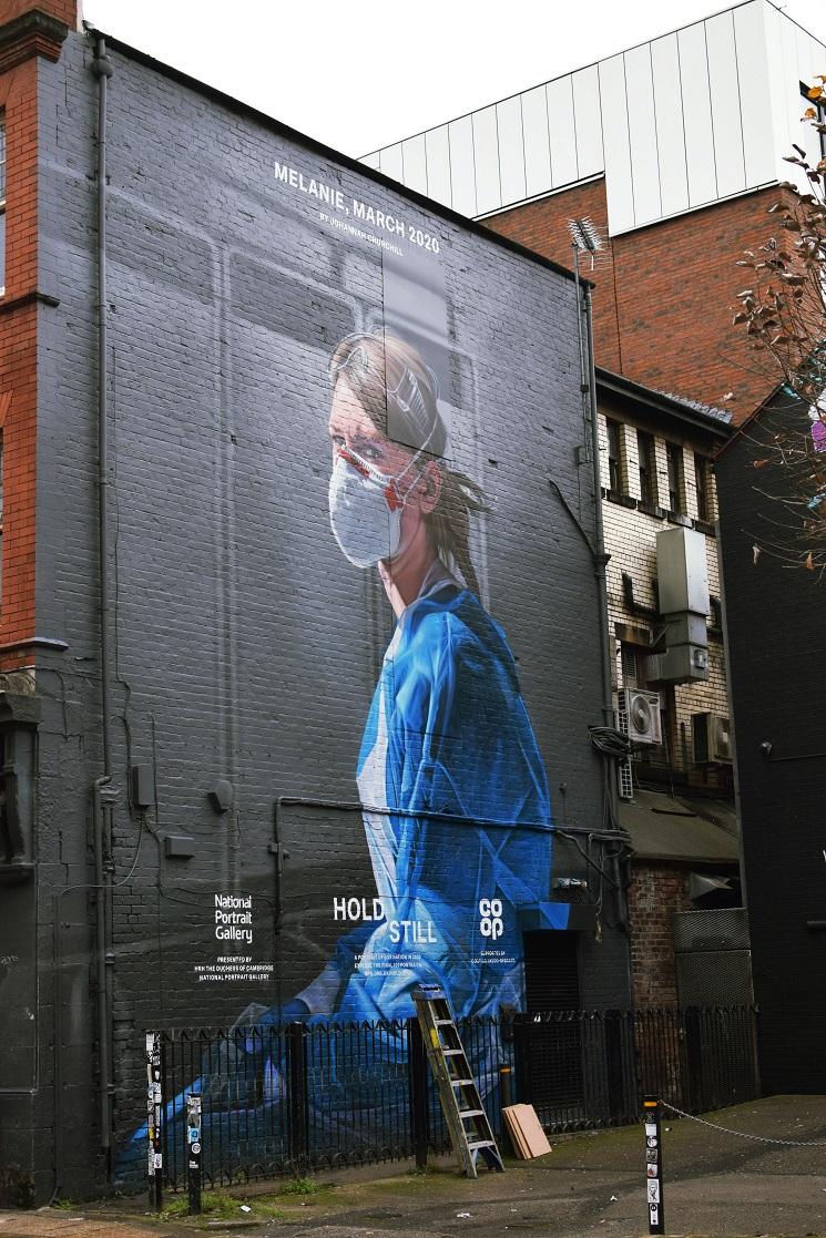 Une fresque murale à l'effigie d'une infirmière du NHS