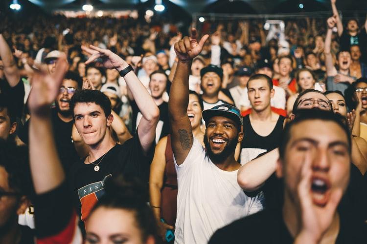 Une foule soutenant une équipe lors d'un événement