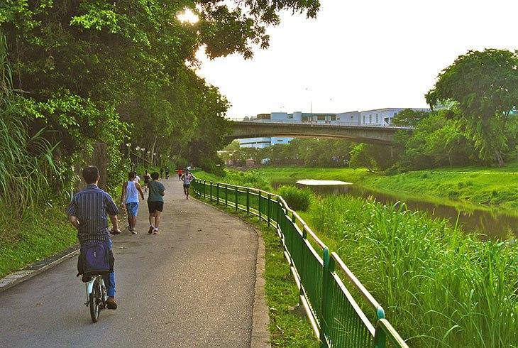 Des personnes à vélo à Singapour