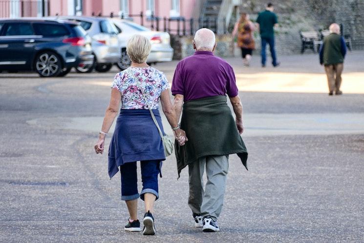 Un couple de retraités à l'étranger