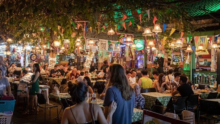 Une salle de restaurant pleine et lumineuse