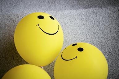 Des ballons smiley jaunes souriants