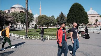 Des touristes sur le parvis de Sultanahmet pendant le "confinement total" en Turquie