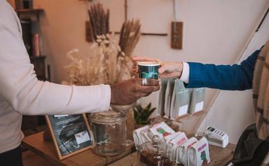 vendeur qui tend un café à un client