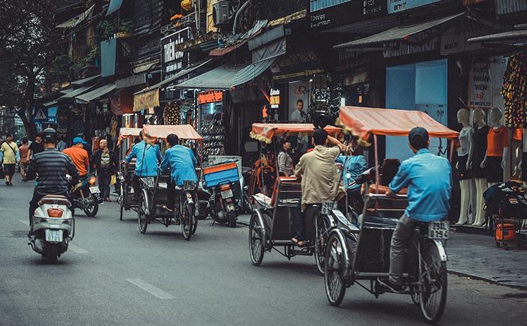 Une personne qui conduit au Vietnam