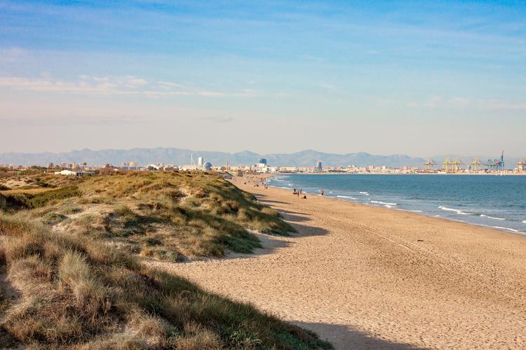 La Comunitat propose que le masque ne soit plus obligatoire sur la plage en juillet