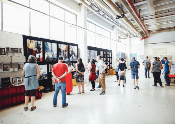 Des personnes visitant une exposition à Perth