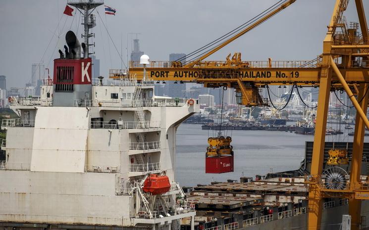 Une grue charge un cargo dans le port de Bangkok en Thailande