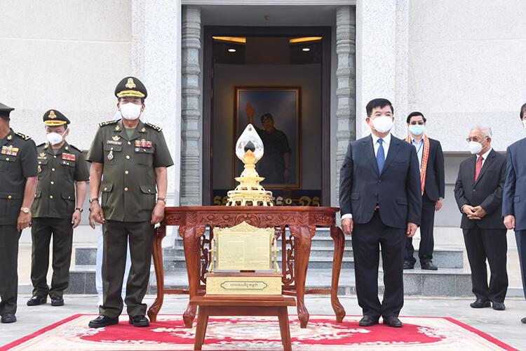 Ceremonie portant la première goutte de petrole cambodgien au memorial Gagnant Gagnant 