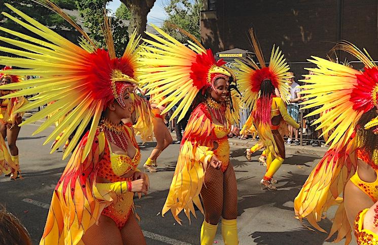 Une parade colorée du carnaval