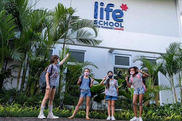 Elèves devant la facade du Life School, lycée francais de Jakarta