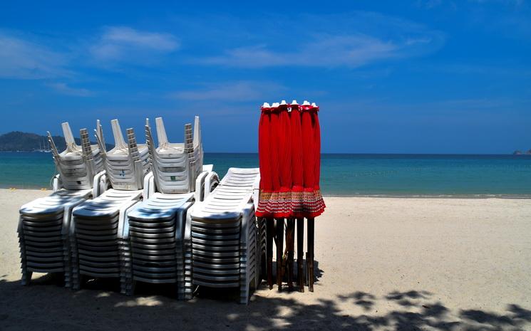 Plage deserte et transats ranges sur une plage de Thailande durant la crise du Covid