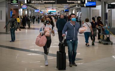 des voyageurs dans un aéroport 