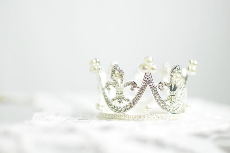 Une couronne de diamants scintille sur un fond blanc