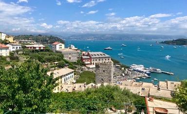 vue panoramique sur la mer et village d'italie