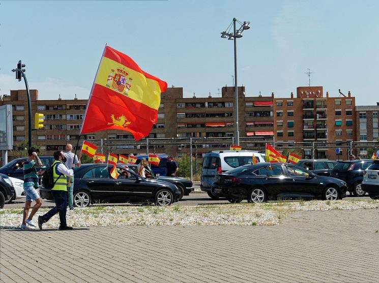 personne défilant avec un drapeau espagnol