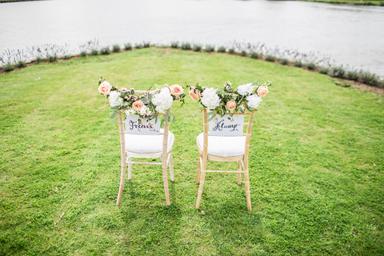 chaises pour maries dans l'herbe