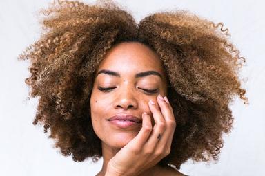 Jeune femme avec une belle peau et de jolis cheveux