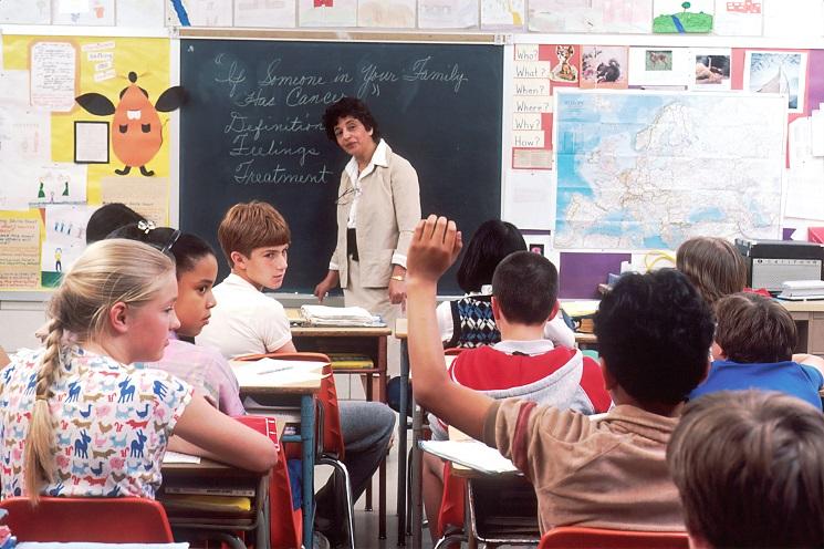 des enfants dans une salle de classe