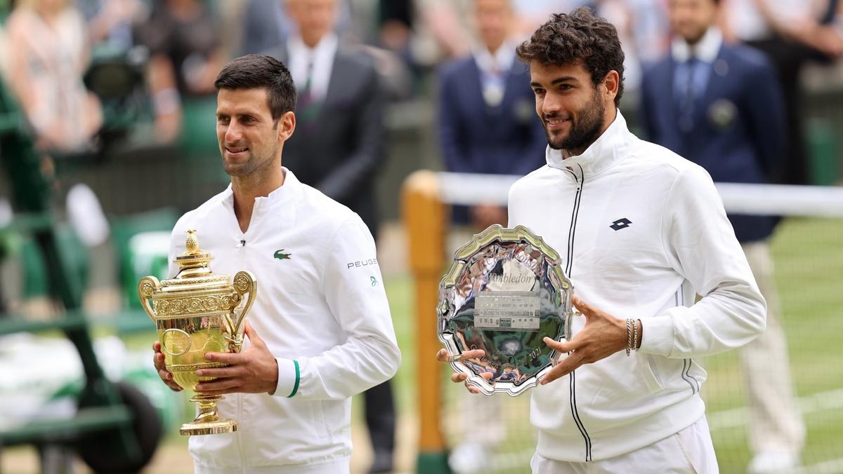 Le tennisman romain Matteo Berrettini aux côté du numéro un mondial Novak Djokovic