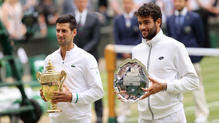 Le tennisman romain Matteo Berrettini aux côté du numéro un mondial Novak Djokovic