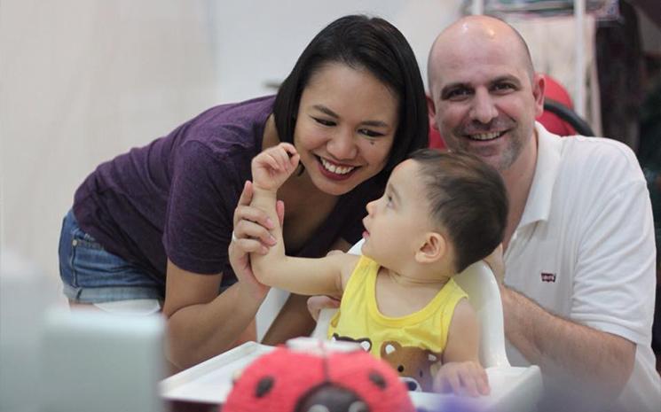 Un couple Franco-Thai et leur enfant