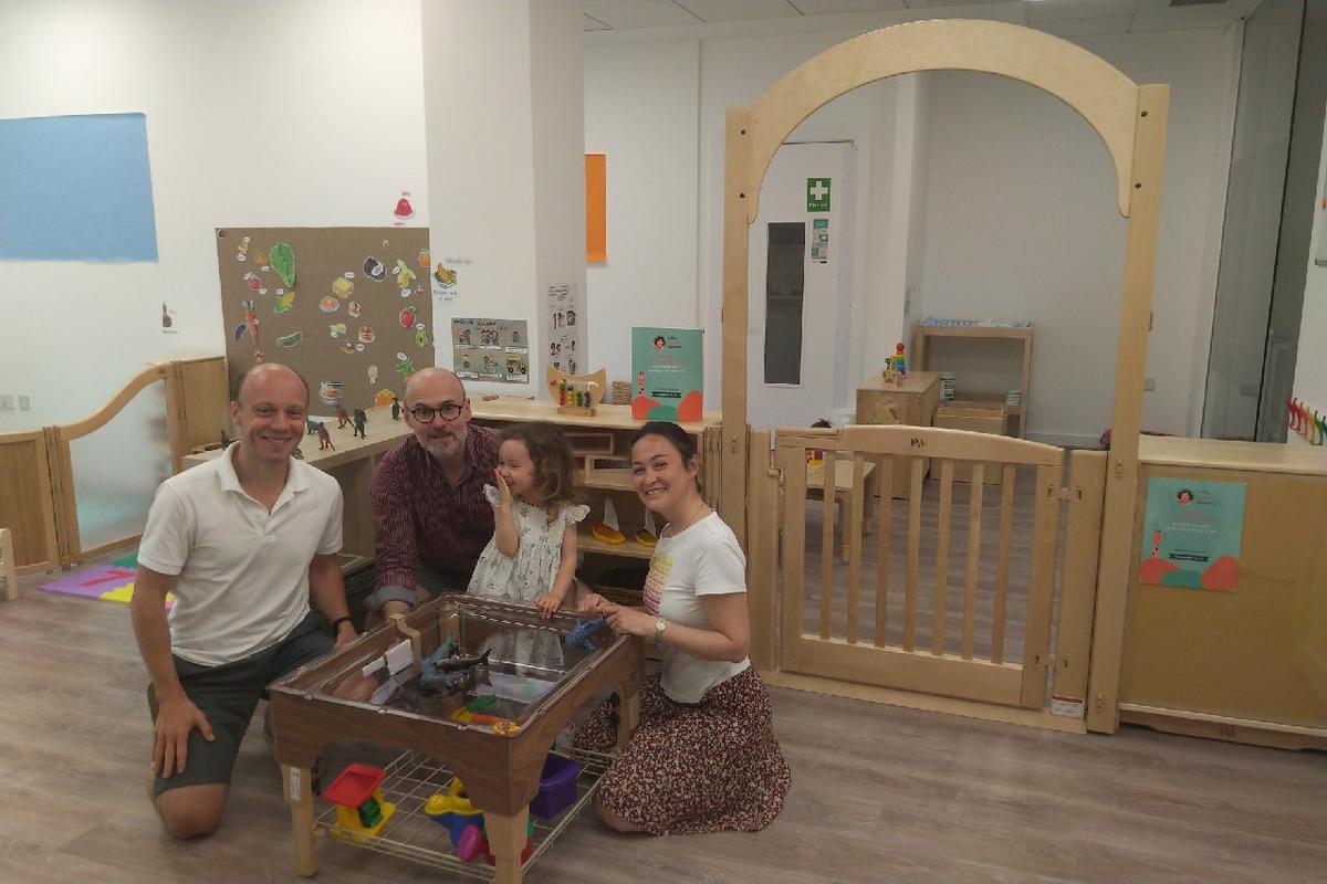 Agnès, ses parents et leur ami Laurent