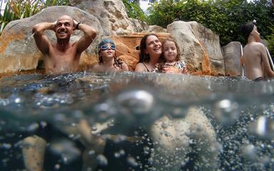 Une famille de touristes dans une piscine en Thailande dans le cadre de la Phuket Sandbox