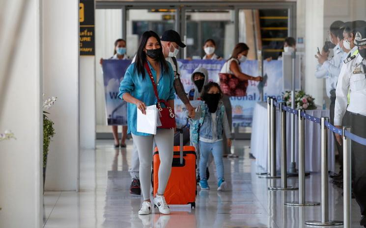 Des touristes arrivent dans l'aeroport de Phuket dans le cadre de la Phuket Sandbox