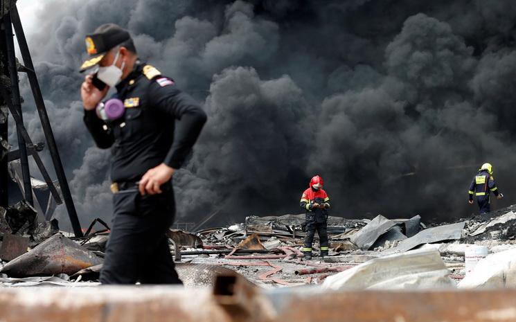 Une usine chimique pres de Bangkok Bangkok incendiee